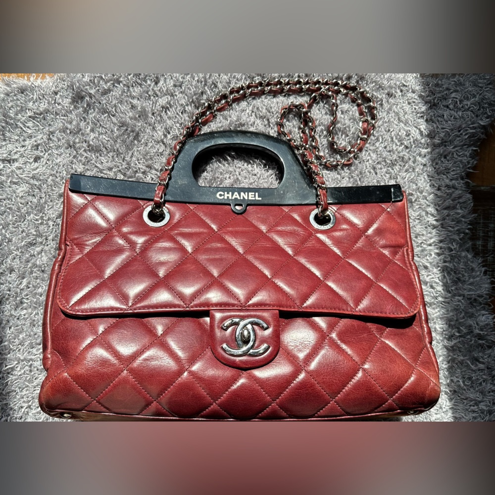 Preowned - CHANEL
Glazed Calfskin Quilted Small CC Delivery Tote Burgundy